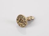 un gros plan d'une bague-manchette en or ornée d'un blason