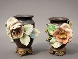 deux vases ornés de fleurs, posés sur une table