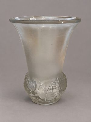 un vase en verre orné d'un motif de feuilles