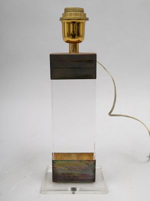 l'image d'une lampe posée sur une table