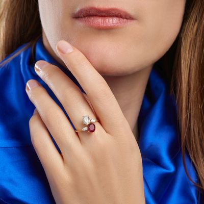 Gros plan sur la main d'une femme portant une bague au doigt
