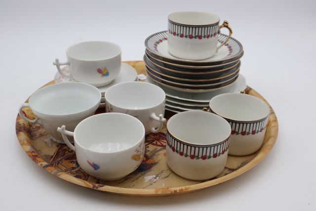 Tasses et soucoupes en porcelaine