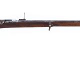 un vieux fusil avec un canon en bois sur fond blanc