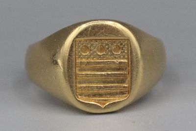 une image représentant une bague-sceau en or ornée d'un drapeau américain