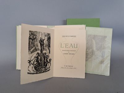 deux livres ouverts posés sur une table l'un à côté de l'autre