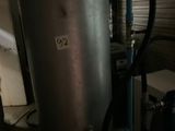 un chauffe-eau installé dans un garage