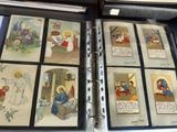 une collection de dessins humoristiques exposée dans une vitrine