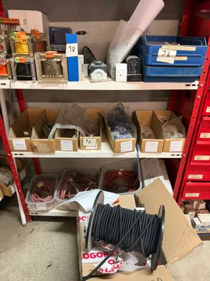 de nombreux cartons contenant du matériel électrique dans le garage