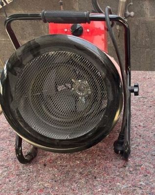 un petit radiateur portable posé par terre