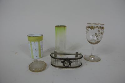 trois verres à vin et un porte-verres sur la table
