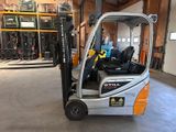 un chariot élévateur dans un entrepôt, muni d'une fourche à l'arrière