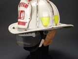 casque de pompier exposé sur fond noir