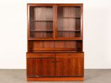 une armoire en bois avec des portes vitrées et des étagères sur le dessus
