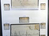une photo montrant une collection de vieilles lettres et de timbres