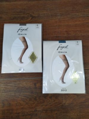 deux boîtes de chaussures posées l'une à côté de l'autre sur une table en bois