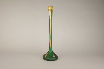 une image représentant un vase vert et doré à long pied