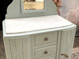 une commode surmontée d'un miroir, posée sur un tapis