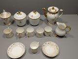 de nombreux types de tasses et soucoupes pour le thé et le café