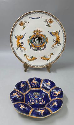 deux assiettes ornées de motifs bleus et dorés, posées sur une surface blanche