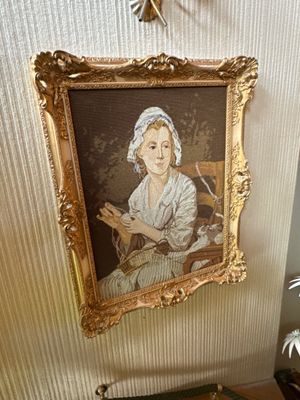 une photo d'une femme assise sur une chaise avec un livre