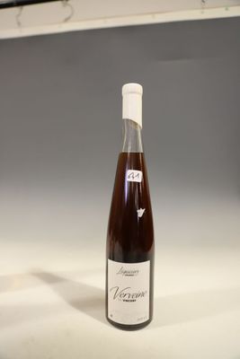une bouteille de vin posée sur un comptoir