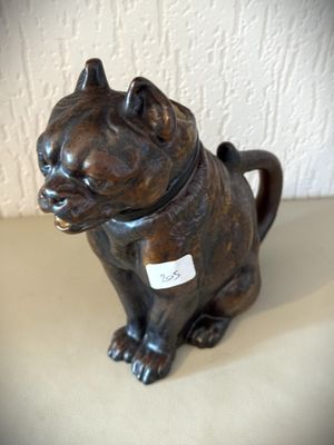 a statue of a cat sitting on a table
