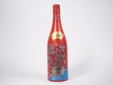 bouteille de vin rouge ornée de motifs bleus et dorés sur fond blanc