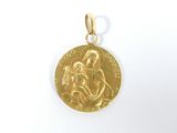une image représentant une médaille d'or sur laquelle figurent une femme et un enfant