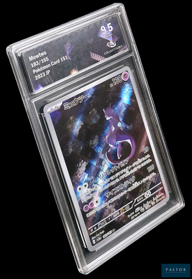 une image d'une carte à collectionner Pokémon dans un étui en plastique
