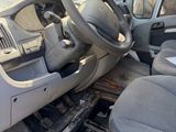 l'intérieur d'une voiture avec un volant et un tableau de bord