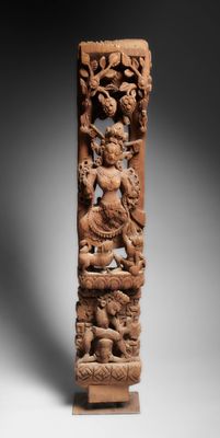un bloc de bois sculpté sur lequel figurent un oiseau et un autre oiseau