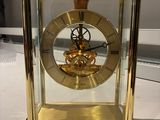une horloge en or exposée dans une vitrine
