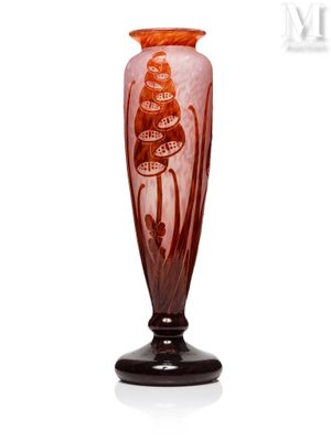 un vase en verre orné d'un motif posé sur une table