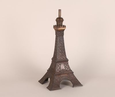 La tour Eiffel est faite de métal et repose sur une base métallique.