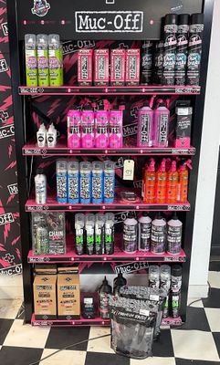 de nombreuses canettes de soda sur les rayons du magasin