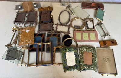 un grand nombre d'objets posés sur une table