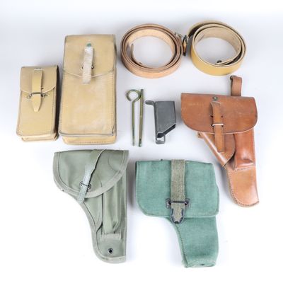 une image représentant un ensemble d'objets divers, notamment une ceinture, un étui à arme et d'autres objets