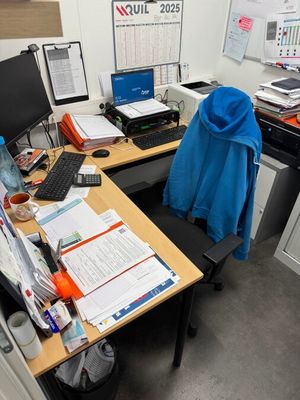 (Ref. 1) 1 Ensemble de mobilier de bureaux comprenant :