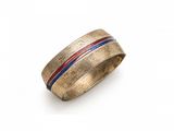 gros plan d'une bague sur fond blanc