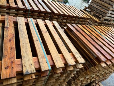 Un lot de 20 plaques de caillebotis bois pour racks à palett…