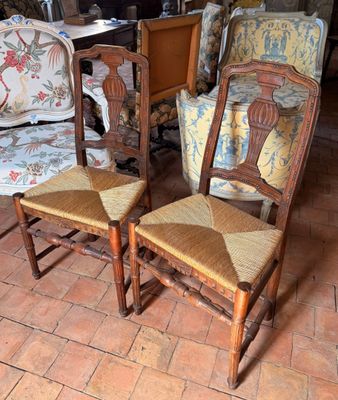 deux chaises placées l'une à côté de l'autre sur un sol en briques