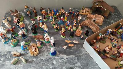 beaucoup de figurines qui se trouvent sur la table
