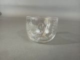 une tasse en verre posée sur une table