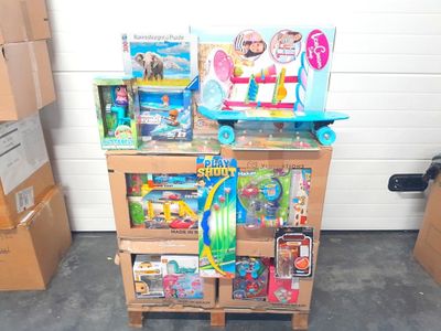 un chariot chargé de jouets dans un garage