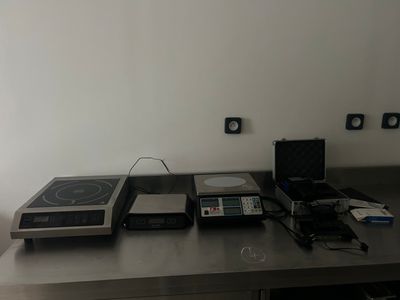 Plusieurs appareils électroniques sont posés sur une table dans une pièce.