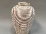 un vase blanc posé sur une table