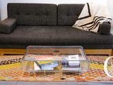 un canapé et une table basse dans un salon