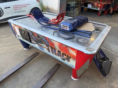 une table sur laquelle se trouve une télécommande