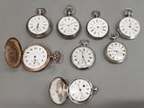de nombreux modèles différents de montres de poche exposés sur la table