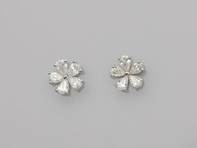 une paire de boucles d'oreilles en diamant